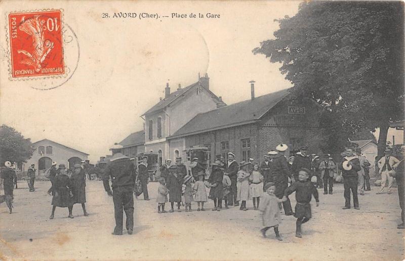 Carte postale ancienne Avord - Place De La Gare à Avord