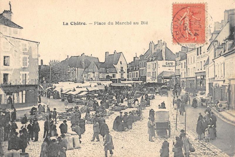 Carte postale ancienne La Chatre - Place Du Marche Au Ble à La Châtre