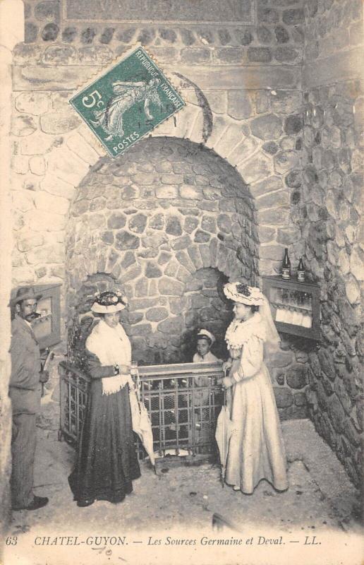 Carte postale ancienne Chatel Guyon - Les Sources Germaine Et Deval à Châtel-Guyon