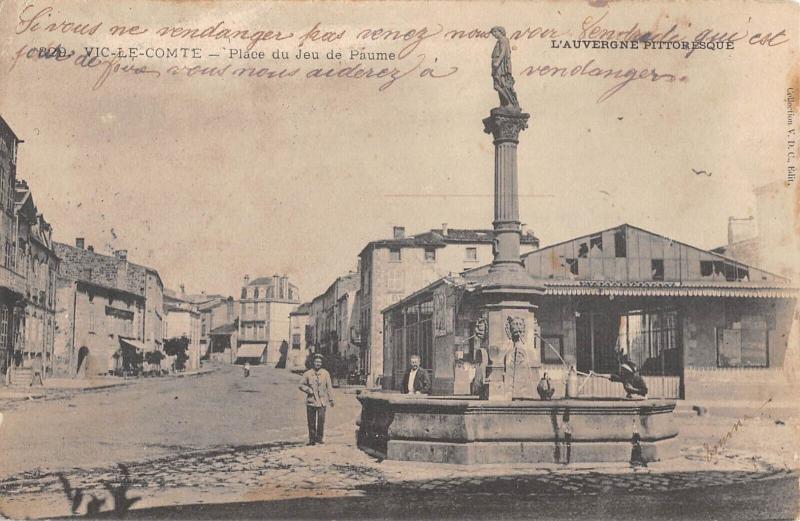 Carte postale ancienne Vic Le Comte - Place Du Jeu De Paume à Vic-le-Comte