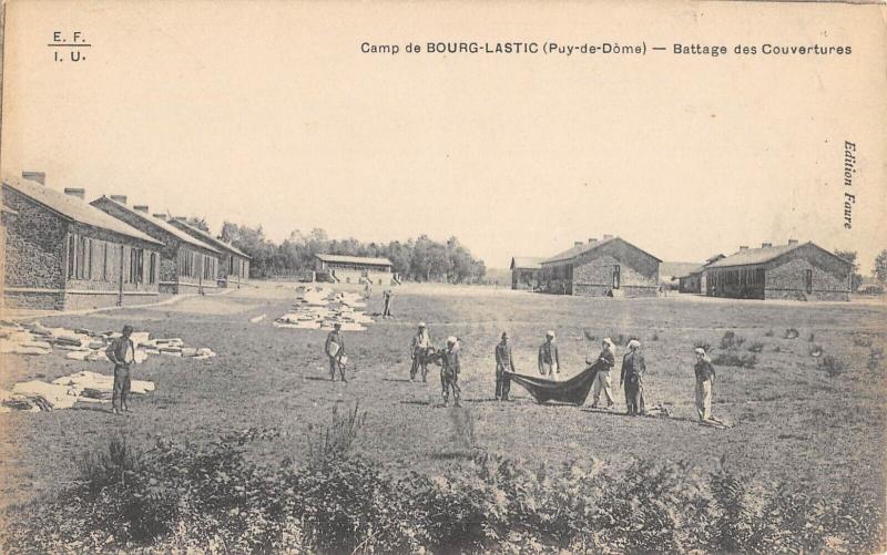 Carte postale ancienne Camp De Bourg Lastic - Battage Des Couvertures à Bourg-Lastic