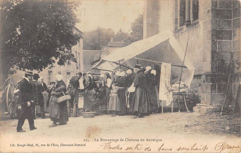 Carte postale ancienne Le Brocantage De Cheveux En Auvergne au Broc