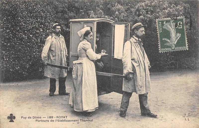 Carte postale ancienne Royat - Porteurs De L'Etblissement Thermal à Royat
