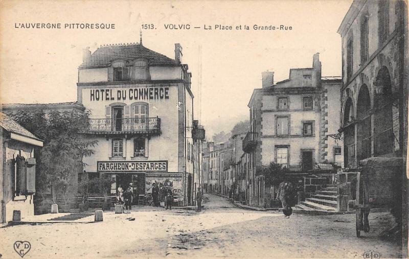 Carte postale ancienne Volvic - La Place Et La Grande Rue à Volvic
