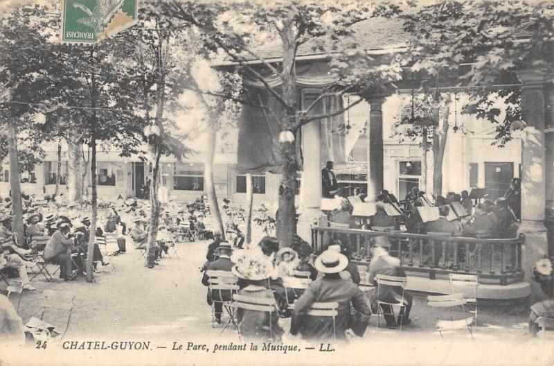 Carte postale ancienne Chatel Guyon - Le Parc Pendant La Musique à Châtel-Guyon