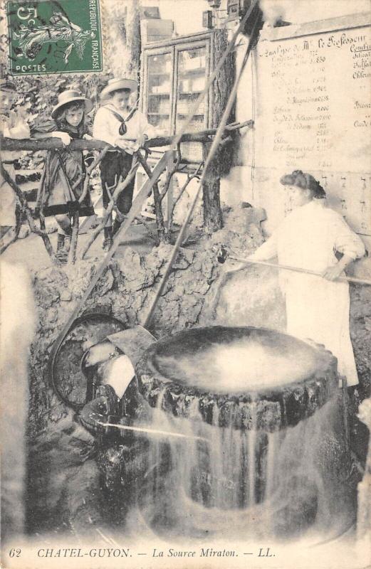 Carte postale ancienne Chatel Guyon - La Source Miranton à Châtel-Guyon