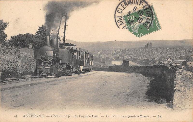 Carte postale ancienne Auvergne - Chemin De Fer Du Puy De Dome - Le Train Aux Quatre Routes