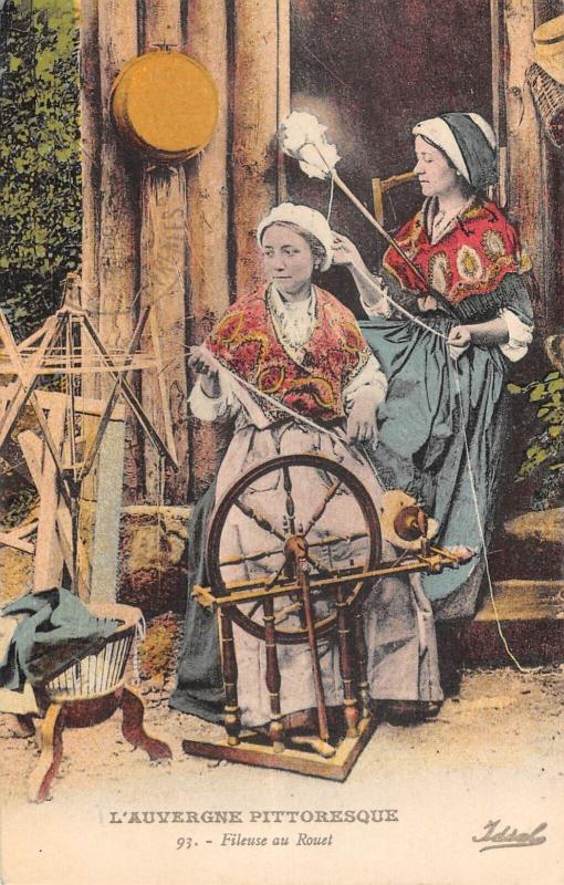 Carte postale ancienne Auvergne - Fileuse Au Rouet