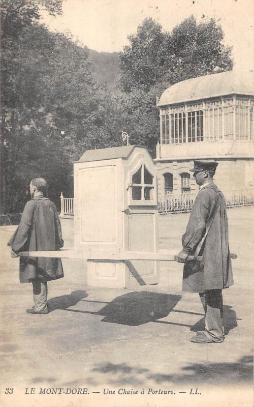 Carte postale ancienne Le Mont Dore - Une Chaise A Porteurs à Mont-Dore