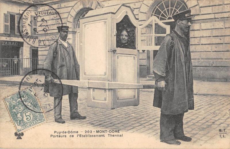Carte postale ancienne Mont Dore - Porteurs De L'Etablissement Thermal à Mont-Dore