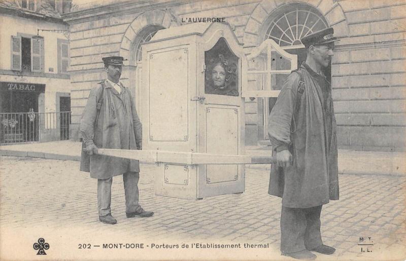 Carte postale ancienne Mont Dore - Porteurs De L'Etablissement Thermal à Mont-Dore