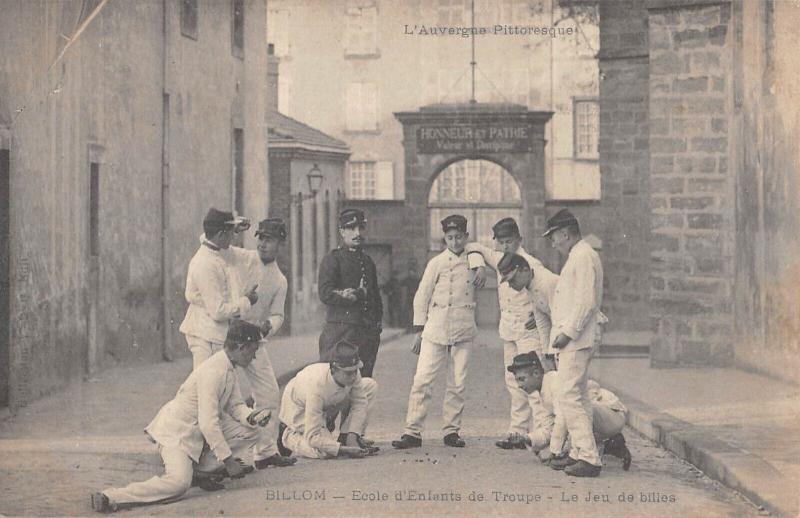 Carte postale ancienne Billom - Ecole D'Enfants De Troupe - Le Jeu De Billes à Billom