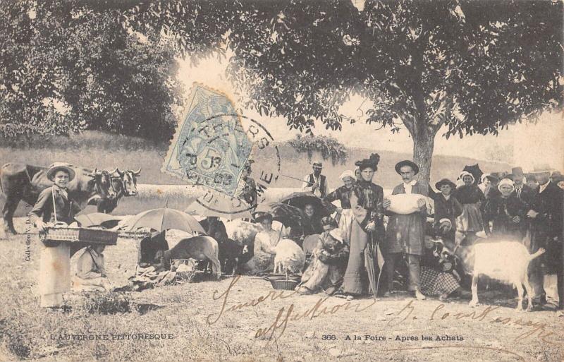 Carte postale ancienne Auvergne - A La Foire Apres Les Achats