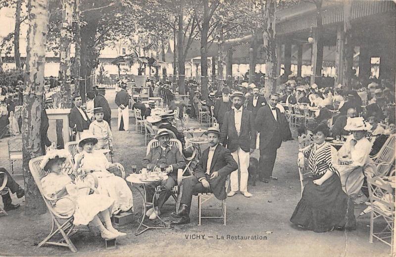 Carte postale ancienne Vichy - La Restauration à Vichy