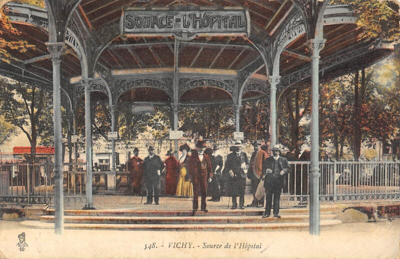 Carte postale ancienne Vichy - Source De L'Hopital à Vichy