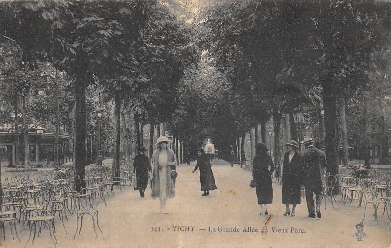 Carte postale ancienne Vichy - La Grande Allee Du Vieux Parc à Vichy