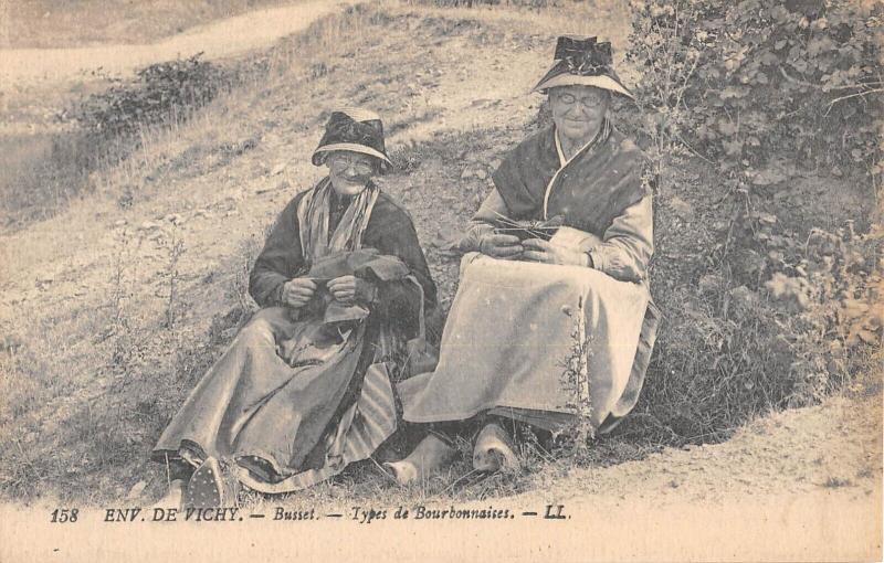Carte postale ancienne Environs De Vichy - Busset - Types De Bourbonnaises à Busset