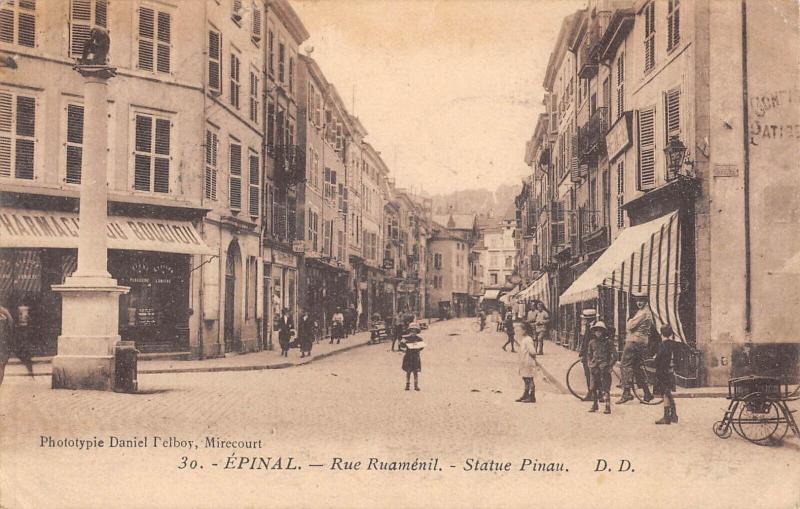 Carte postale ancienne Epinal - Rue Ruamenil - Statue Pinau à Épinal