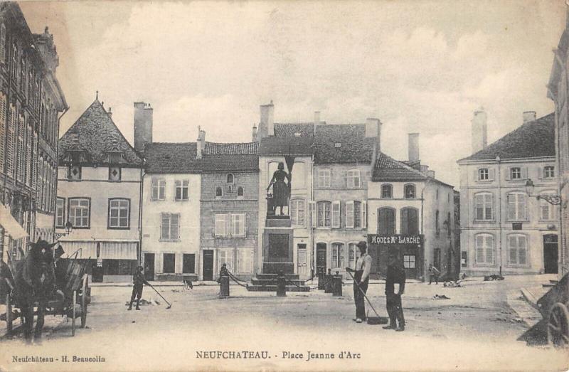 Carte postale ancienne Neufchateau - Place Jeanne D'Arc à Neufchâteau