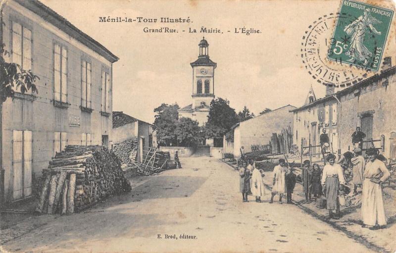 Carte postale ancienne Menil La Tour - Grand Rue - Mairie - Eglise à Ménil-la-Tour