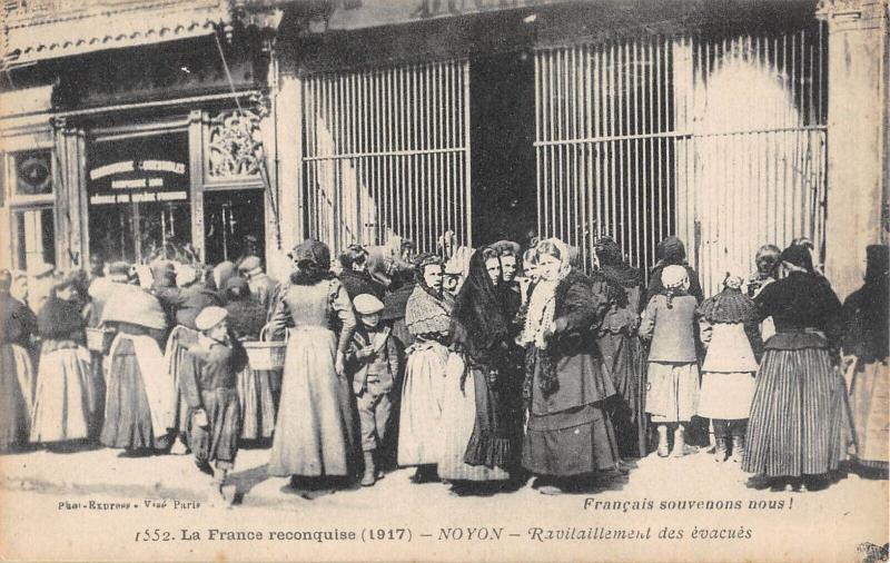 Carte postale ancienne Noyon - Ravitaillement Des Evacues à Noyon