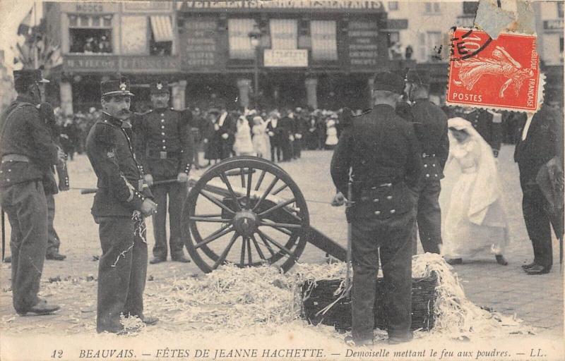 Carte postale ancienne Beauvais - Fetes De Jeanne Hachette - Demoiselle Mettant Le Feu Aux Poudr à Beauvais