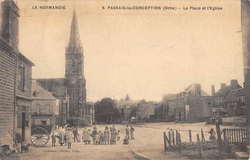 Carte postale ancienne Passais La Conception - La Place Et L'Eglise