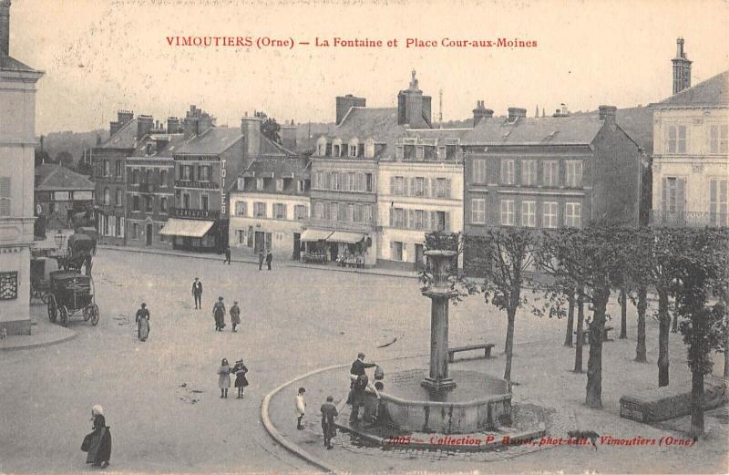 Carte postale ancienne Vimoutiers - La Fontaine Et Place Cour Aux Moines à Vimoutiers