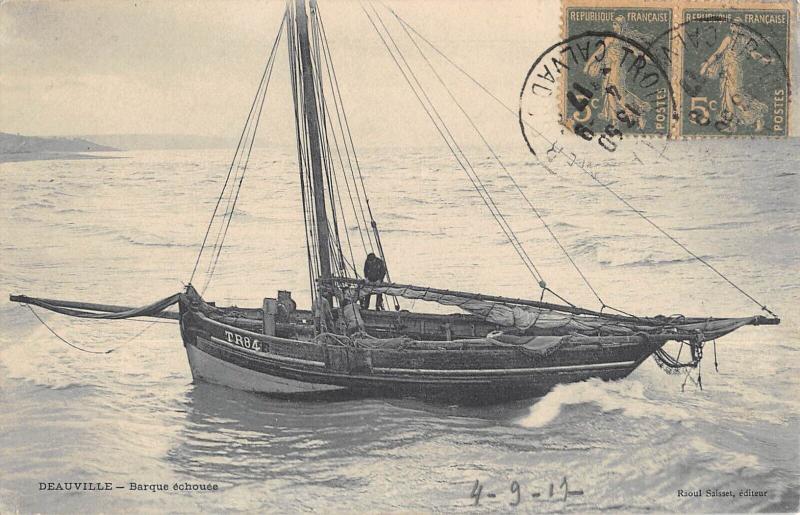Carte postale ancienne Deauville - Barque Echouee à Deauville