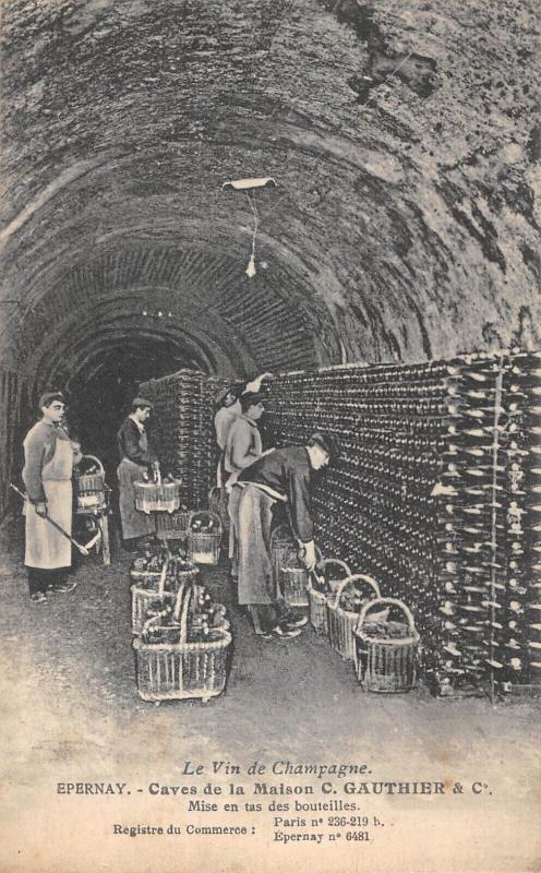 Carte postale ancienne Epernay - Caves De La Maison C.gauthier - Mise En Tas Des Bouteilles à Épernay