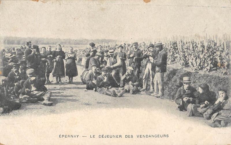 Carte postale ancienne Epernay - Le Dejeuner Des Vendangeurs à Épernay
