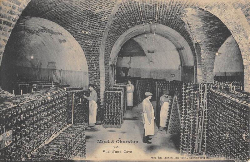 Carte postale ancienne Moet Et Chandon - Champagne - Vue D'Une Cave