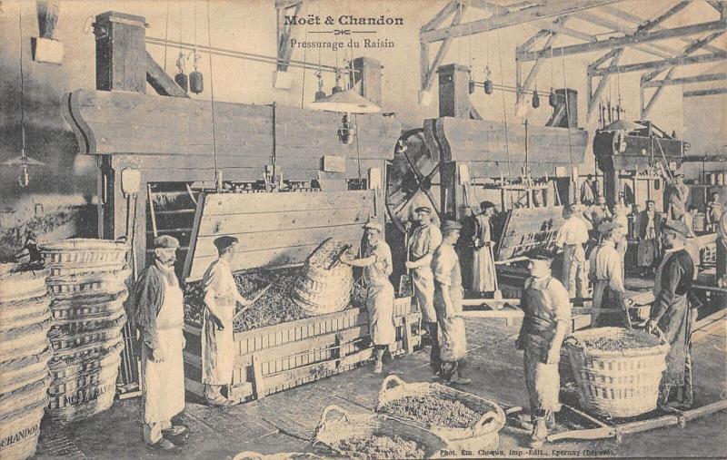 Carte postale ancienne Moet Et Chandon - Champagne - Pressurage Du Raisin