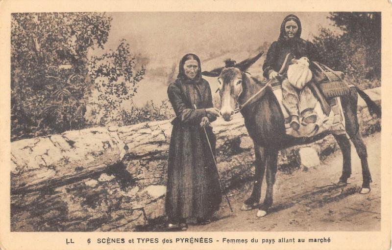 Carte postale ancienne Scenes Et Types Des Pyrenees - Femmes Du Pays Allant Au Marche