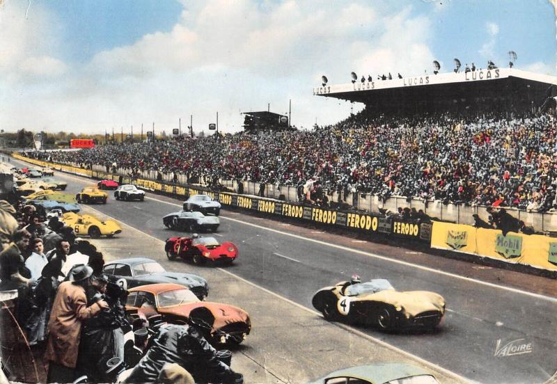 Carte postale ancienne Le Mans - Les 24 Heures Du Mans - Le Depart Des Voitures au Mans