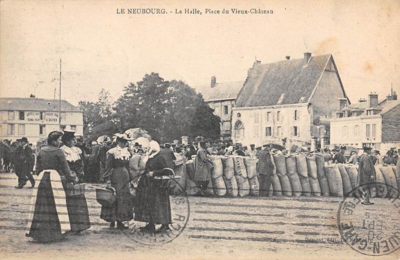 Carte postale ancienne Le Neubourg - La Halle - Place Du Vieux Chateau au Neubourg