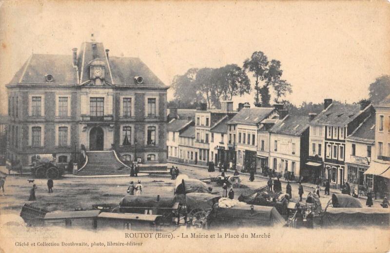 Carte postale ancienne Routot - La Mairie Et La Place Du Marche à Routot