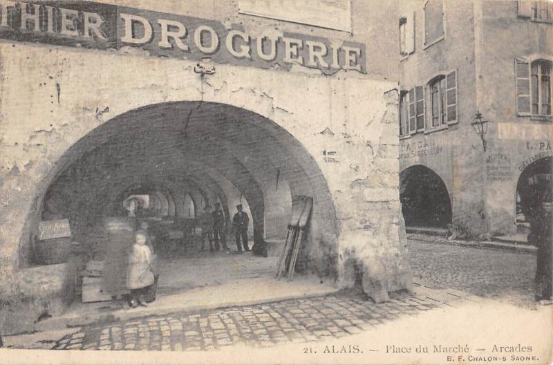Carte postale ancienne Alais - Place Du Marche - Arcades