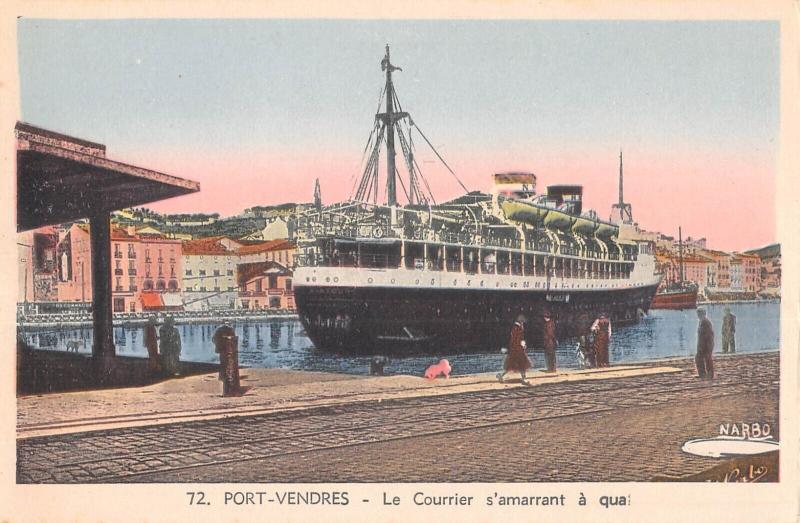 Carte postale ancienne Port Vendres - Le Courrier S'Amarrant A Quai à Port-Vendres