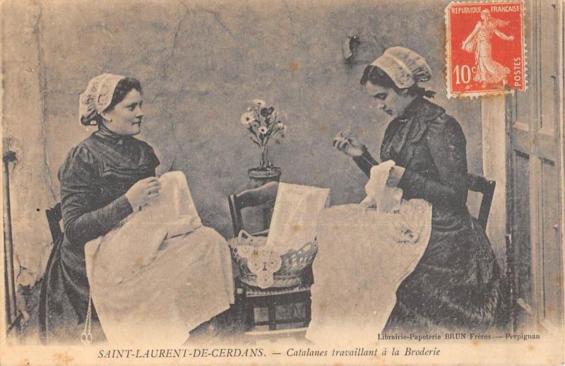 Carte postale ancienne Saint Laurent De Cerdans - Catalanes Travaillant A La Broderie à Saint-Laurent-de-Cerdans