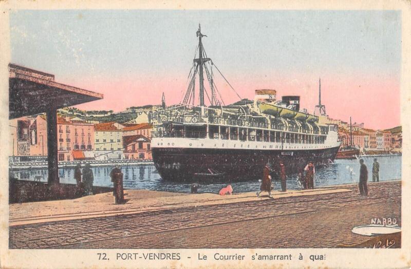 Carte postale ancienne Port Vendres - Le Courrier S'Amarrant A Quai à Port-Vendres