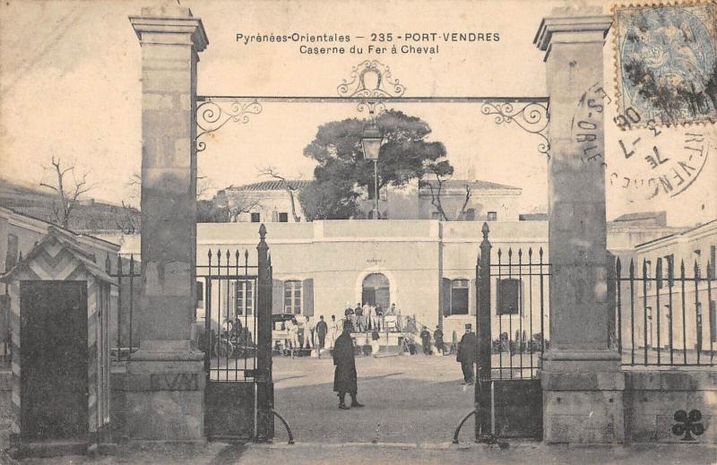 Carte postale ancienne Port Vendres - Caserne Du Fer A Cheval à Port-Vendres