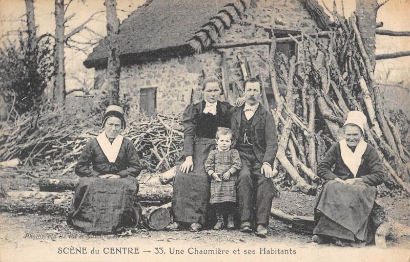 Carte postale ancienne Scene Du Centre - Une Chaumiere Et Ses Habitants