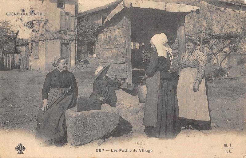 Carte postale ancienne Scene Du Centre - Les Potins Du Village