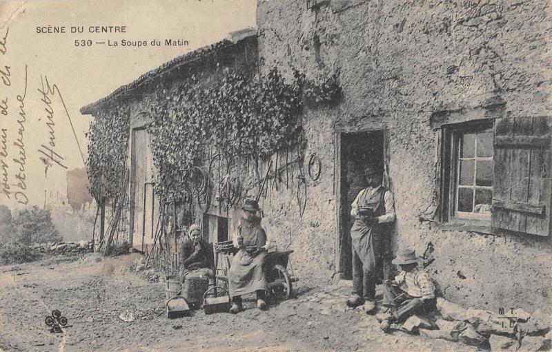 Carte postale ancienne Scene Du Centre - La Soupe Du Matin