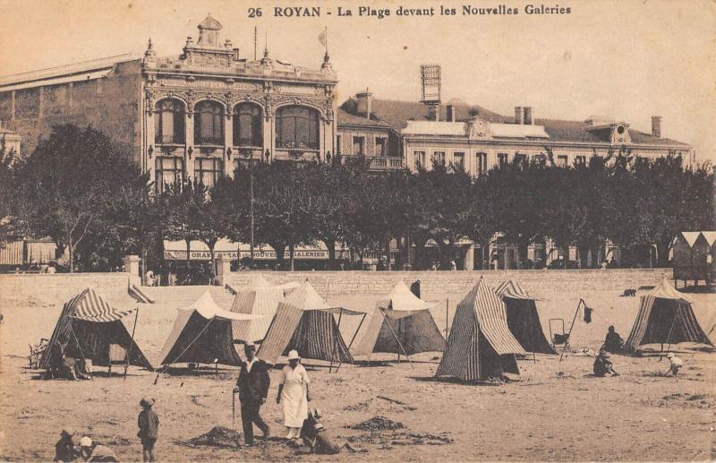 Carte postale ancienne Royan - La Plage Devant Les Nouvelles Galeries à Royan