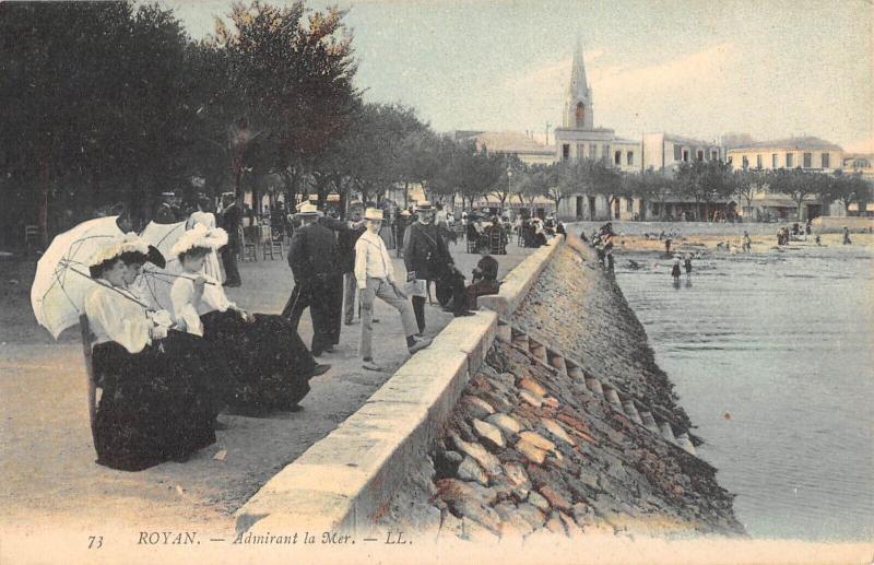 Carte postale ancienne Royan - Admirant La Mer à Royan