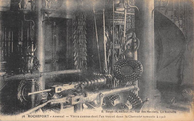 Carte postale ancienne Rochefort - Arsenal - Vieux Canons Dont L'Un Trouve Dans La Charente à Rochefort