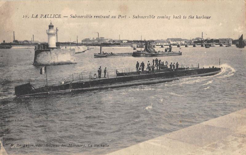 Carte postale ancienne La Pallice - Submersible Rentrant Au Port