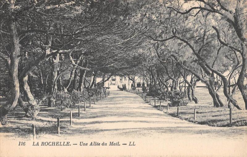 Carte postale ancienne La Rochelle - Une Allee Du Mail à La Rochelle